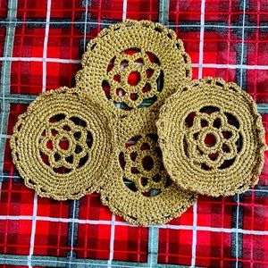 Crocheting hand made needlework 4 doilies table cloths gold round placemats 3.5”